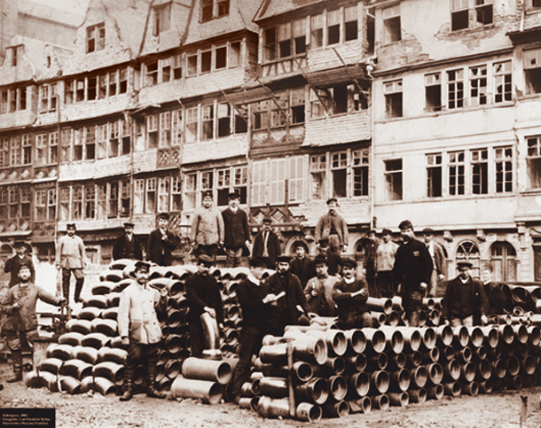 Historisches Bild - Gruppenbild von Kanalarbeitern in der Frankfurter Altstadt