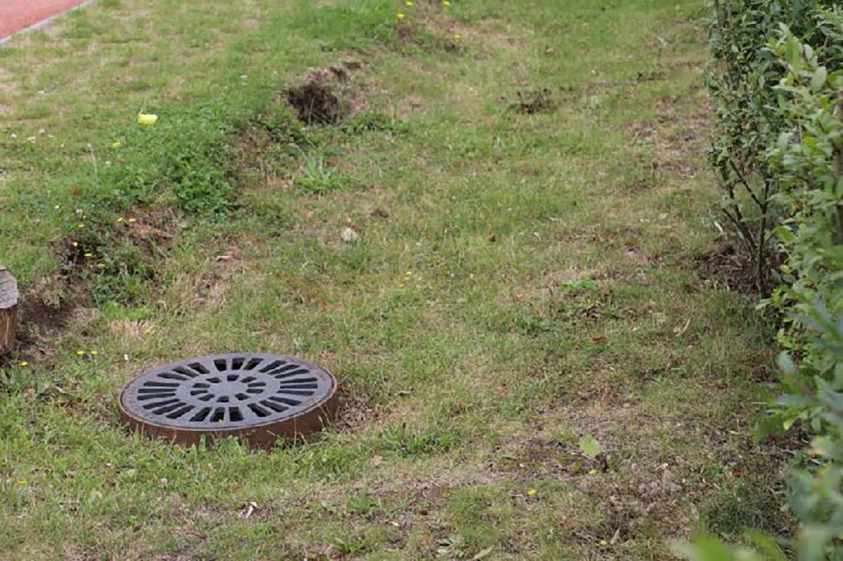 Versickerungsmulde neben Spielplatz mit Überlauf (Quelle: HCU Hamburg)